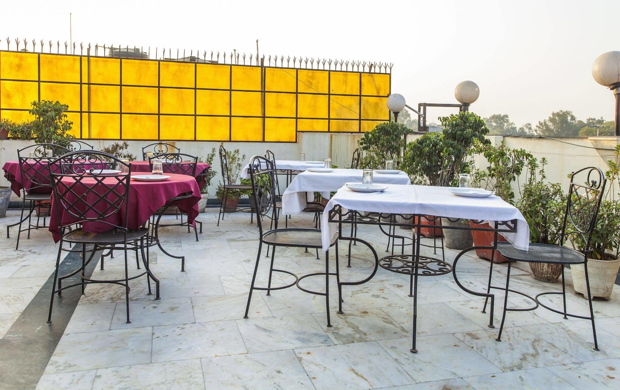Hotel Sunstar Residency Deli Exterior foto