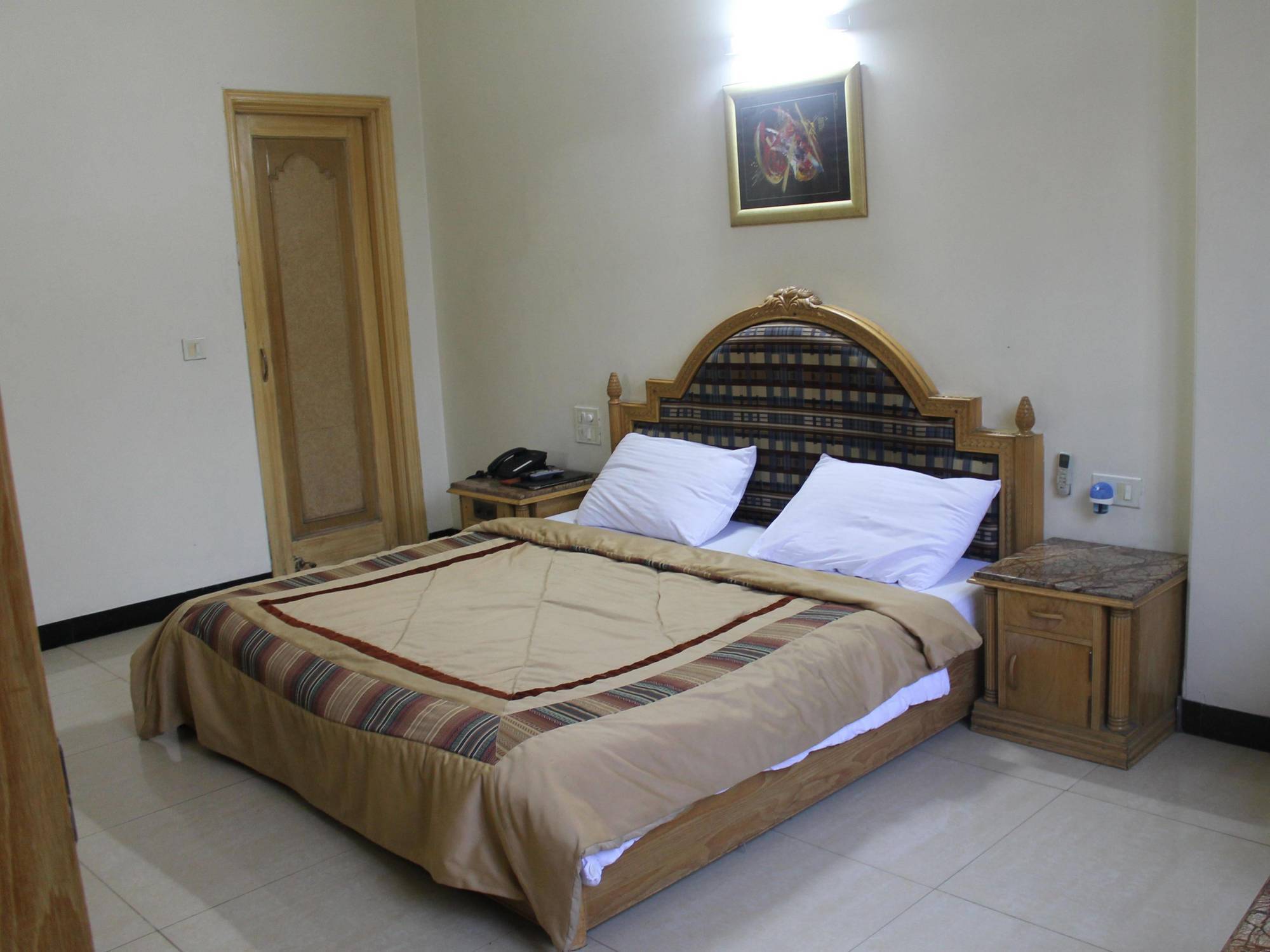 Hotel Sunstar Residency Deli Exterior foto