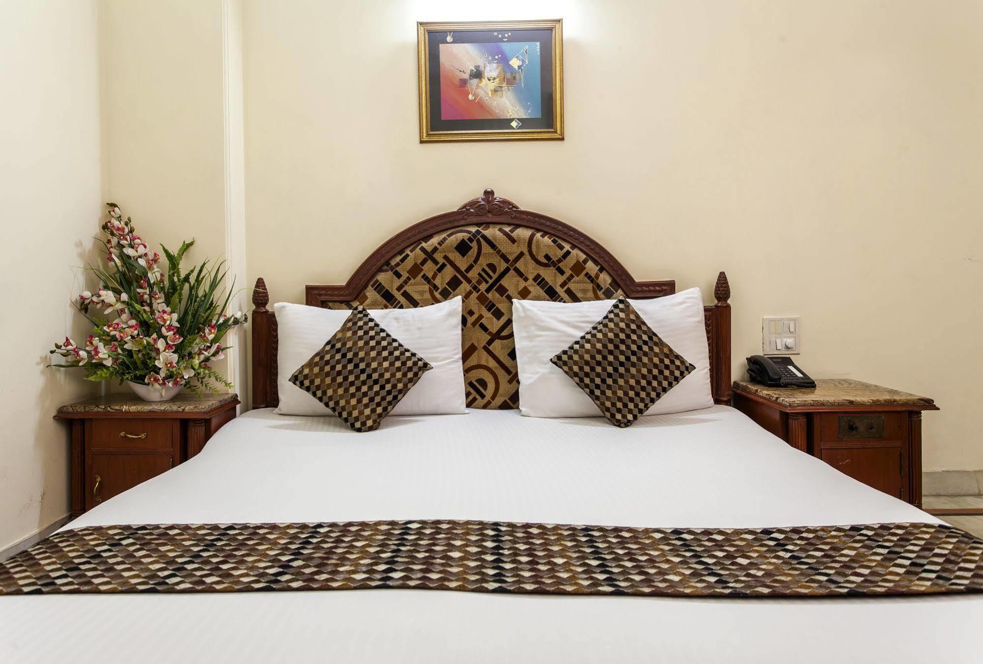 Hotel Sunstar Residency Deli Exterior foto